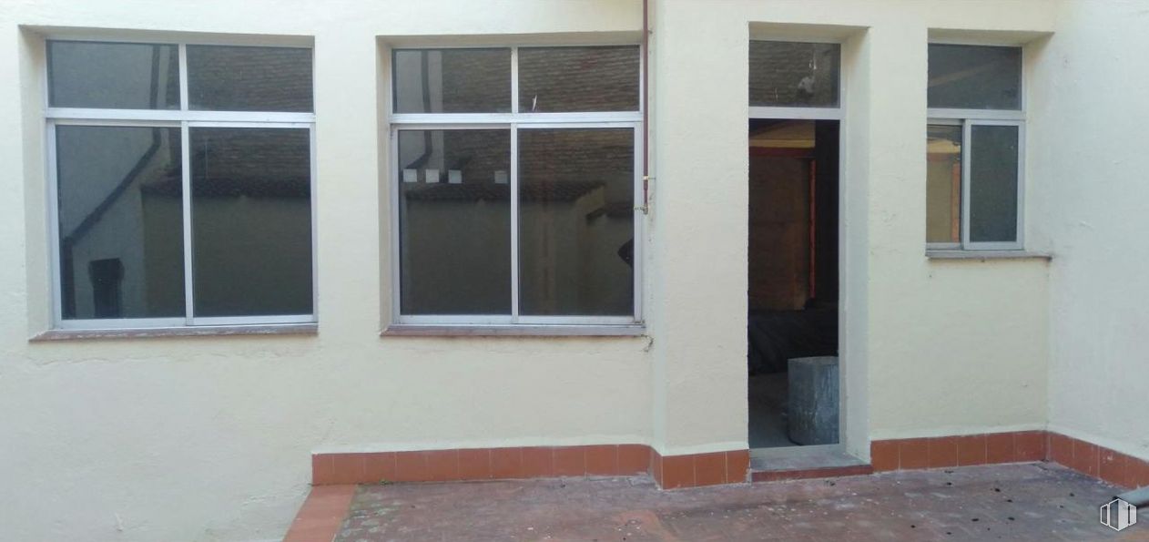 Local en alquiler y venta en Calle San Alfonso Rodríguez, Segovia, 40001 con ventana, puerta, edificio, accesorio, rectángulo, madera, material compuesto, sombra, material de construcción y madera alrededor