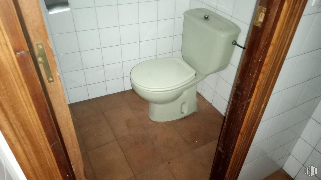 Oficina en venta en Travesía Madrid, Alcobendas, Madrid, 28100 con inodoro, marrón, propiedad, asiento de inodoro, baño, púrpura, suelo, piso, línea y madera alrededor