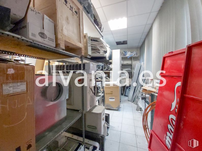 Industrial for sale at Calle Gamonal, Villa de Vallecas, Madrid, 28031 with home appliance, automotive design, vehicle, machine, fixture, flooring, public transport, engineering, motor vehicle and building around