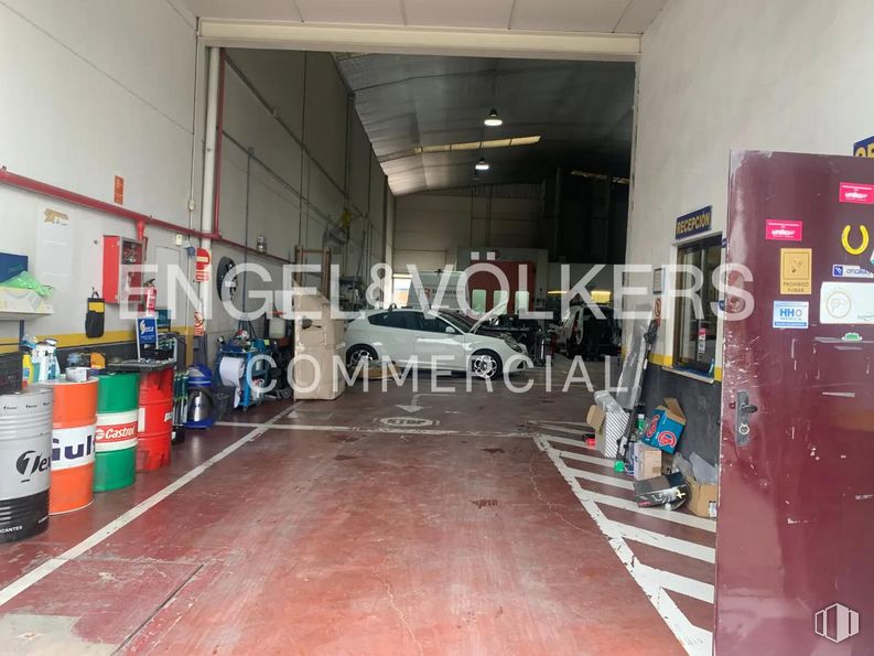 Industrial for sale at Calle Puerto Guadarrama, Móstoles, Madrid, 28935 with packaged goods, tire, vehicle, wheel, motor vehicle, car, automotive design, floor, flooring and gas around