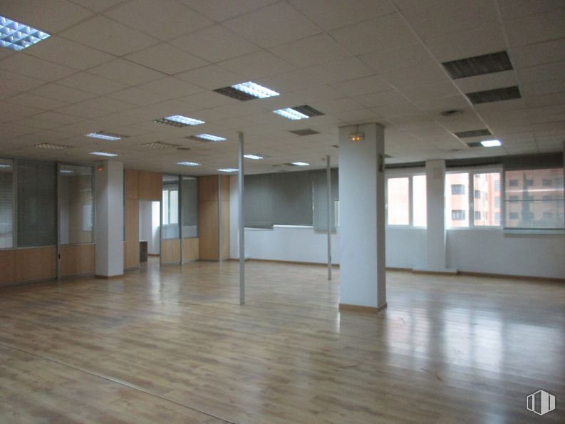 Office for rent at Calle Nestares, 20, Arganzuela, Madrid, 28045 with fixture, hall, architecture, interior design, flooring, wall, floor, material property, building and wood around