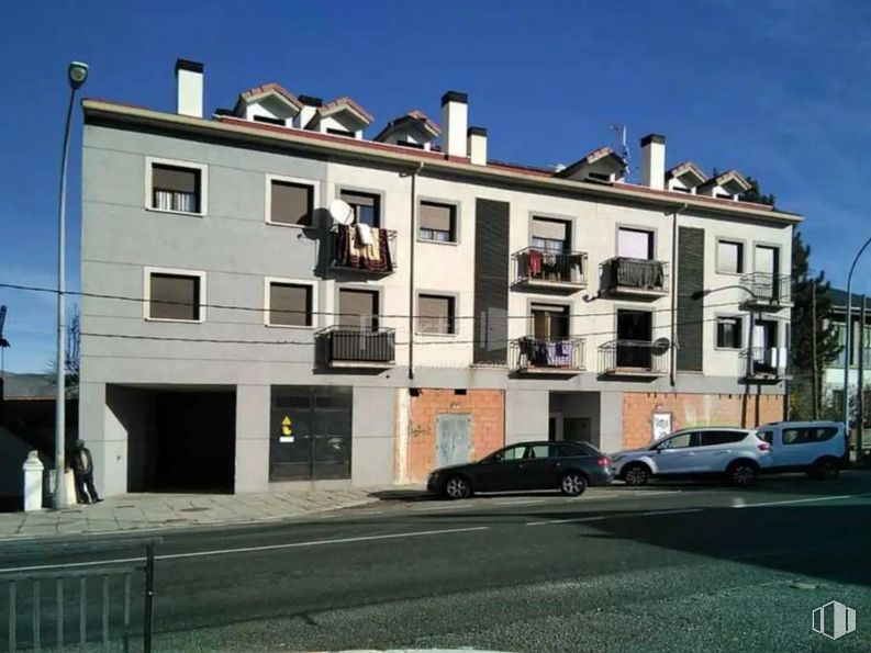 Retail for sale at Carretera Coruña - San Rafael, El Espinar, Segovia, 40410 with car, building, van, sky, window, vehicle, urban design, tree, wheel and house around