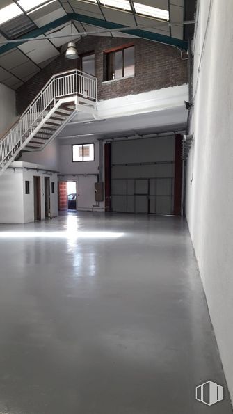 Nave en alquiler en Calle Fresnedillas, 4, Alcorcón, Madrid, 28925 con ventana, accesorio, pasillo, suelo, piso, edificio, madera, material compuesto, puerta y techo alrededor