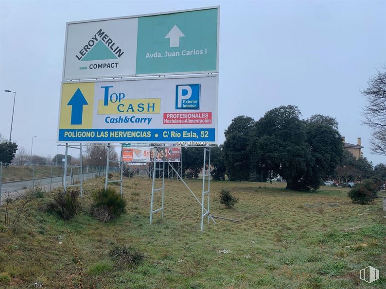 Land for sale at Calle de la Ciudad de Toledo, Ávila, 05004 with sky, plant, natural landscape, land lot, motor vehicle, thoroughfare, tree, grass, traffic sign and road around