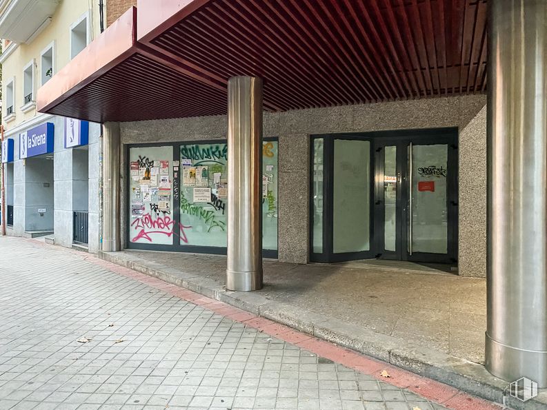 Local en alquiler y venta en Calle Francos Rodriguez, Tetuán, Madrid, 28039 con puerta, edificio, accesorio, sombra, fachada, bienes raíces, gas, superficie de carretera, ciudad y acera alrededor