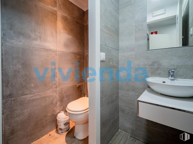 Local en venta en Calle Calatrava, Centro, Madrid, 28005 con inodoro, fregadero, espejo, propiedad, accesorios de fontanería, cuarto de baño, edificio, interiorismo, grifo y accesorio alrededor