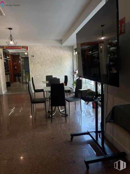 Local en alquiler en Zona La Elipa, Ciudad Lineal, Madrid, 28017 con silla, alumbrado, lámpara, mueble, mesa, interiorismo, suelos, suelo, planta de interior y silla de oficina alrededor