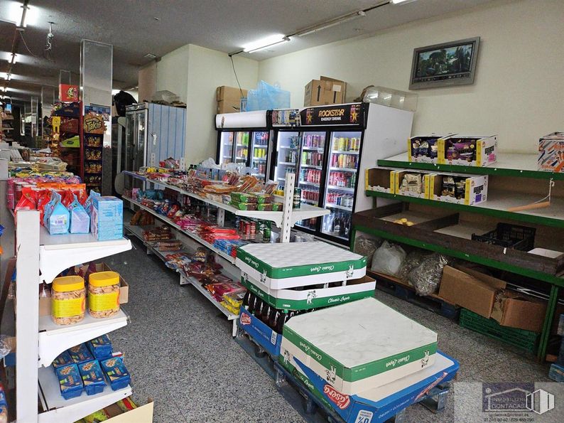 Retail for rent at Calle Magdalena, Colmenar Viejo, Madrid, 28770 with furniture, shelf, shelving, publication, convenience store, retail, customer, trade, service and convenience food around