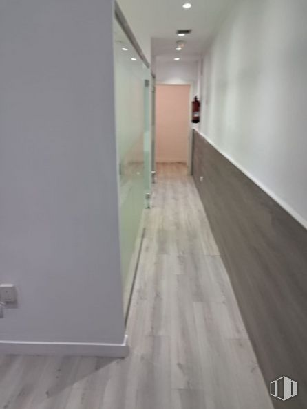 Local en venta en Somosaguas/Pozuelo, Pozuelo de Alarcón, Madrid, 28223 con madera, suelos, hall, suelo, accesorio, tinte para madera, propiedad material, madera dura, material compuesto y suelo laminado alrededor