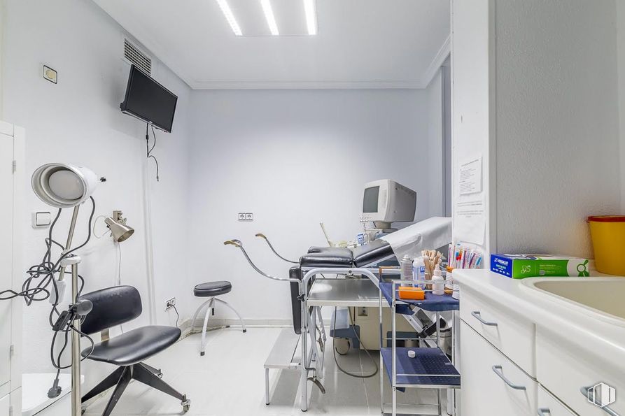 Local en alquiler en Avenida Betanzos, Fuencarral - El Pardo, Madrid, 28034 con silla, ebanistería, lámpara, edificio, grifo, cajón, encimera, fregadero, equipamiento médico y suelos alrededor