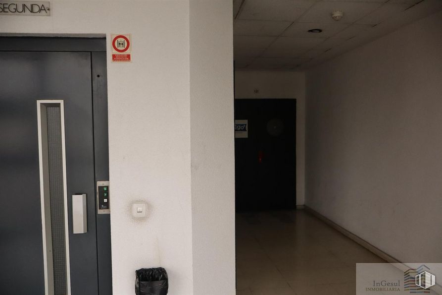 Nave en alquiler y venta en Camino Hormigueras, Villa de Vallecas, Madrid, 28031 con accesorio, puerta, edificio, asa, gas, suelos, puerta de casa, material compuesto, aluminio y techo alrededor