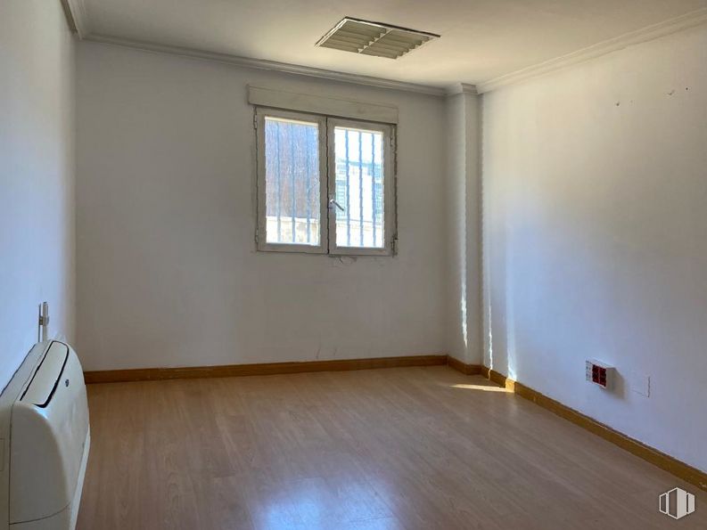 Oficina en alquiler en Zona Ciudad Lineal / Pueblo Nuevo, Ciudad Lineal, Madrid, 28017 con ventana, edificio, madera, accesorio, sombra, hall, suelos, suelo, suelo laminado y madera dura alrededor