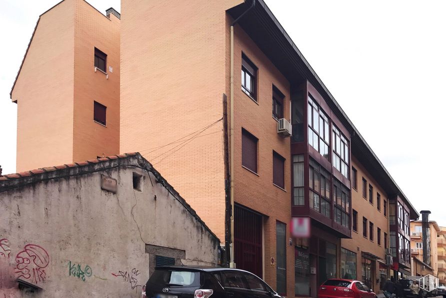 Retail for rent at Calle Fuente, 17, Collado Villalba, Madrid, 28400 with car, building, window, sky, vehicle, wheel, tire, neighbourhood, residential area and automotive exterior around