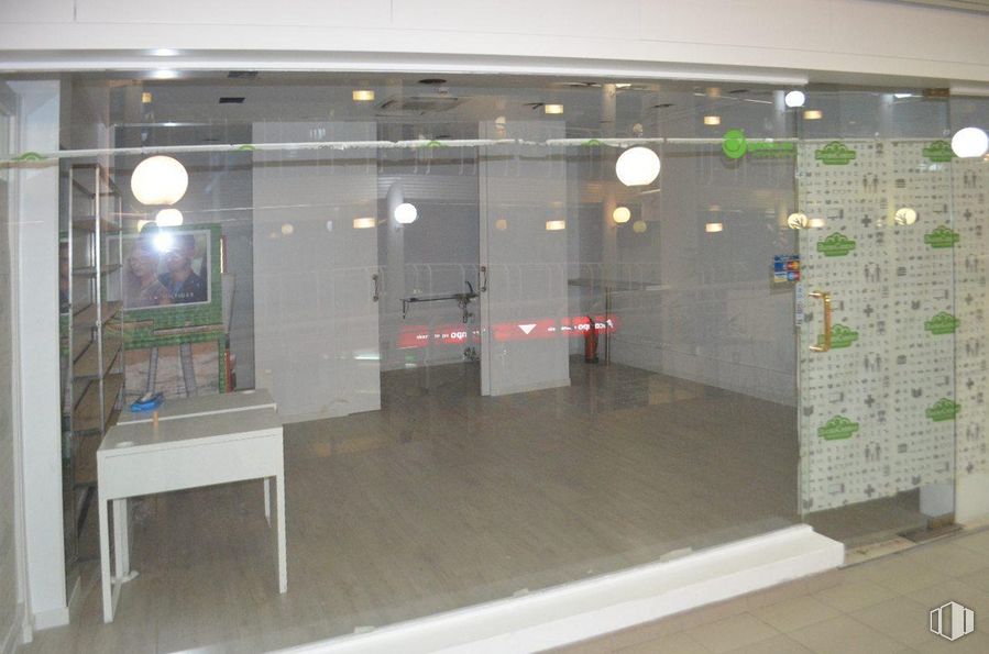 Retail for sale at C.C. BurgoCentro II, Calle Comunidad de Madrid, 37, Las Rozas de Madrid, Madrid, 28230 with table, fixture, floor, door, flooring, gas, glass, building, space and event around