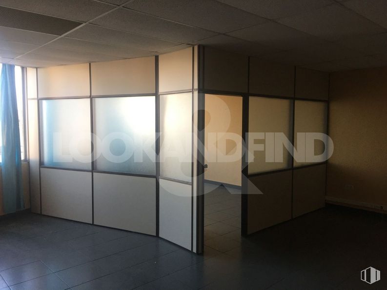 Office for rent at Centro urbano, Talavera de la Reina, Toledo, 45600 with cabinetry, building, automotive design, fixture, automotive exterior, wood, flooring, vehicle door, floor and shade around