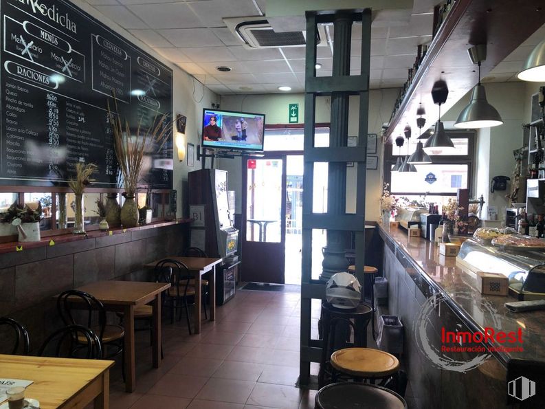 Retail for sale & for rent at Zona Lavapiés, Centro, Madrid, 28012 with table top, stool, lighting, table, furniture, building, barware, interior design, drinking establishment and chair around