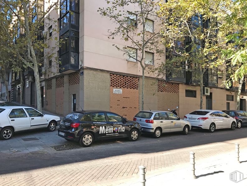 Local en alquiler y venta en Calle Buitrago, 1, Alcorcón, Madrid, 28921 con coche, edificio, rueda, luz de estacionamiento automotriz, neumático, vehículo terrestre, vehículo, ventana, planta y vehículo motorizado alrededor