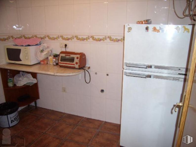 Retail for sale at Zona Canillejas, San Blas - Canillejas, Madrid, 28022 with refrigerator, microwave oven, home appliance, property, wood, kitchen appliance, floor, electrical wiring, gas and flooring around