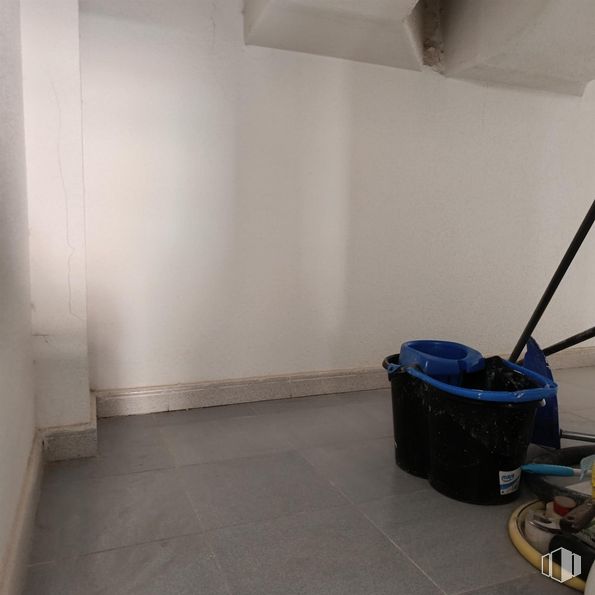 Office for rent at Avenida Constitución, Móstoles, Madrid, 28931 with wood, household cleaning supply, floor, flooring, hardwood, gas, fixture, cleanliness, household supply and composite material around