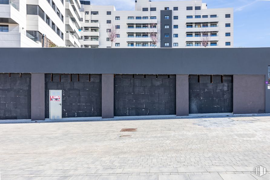 Local en alquiler y venta en Calle María Mercedes de Borbón, 96, Hortaleza, Madrid, 28055 con edificio, ventana, cielo, diseño urbano, casa, condominio, material compuesto, edificio comercial, fachada y inmobiliario alrededor