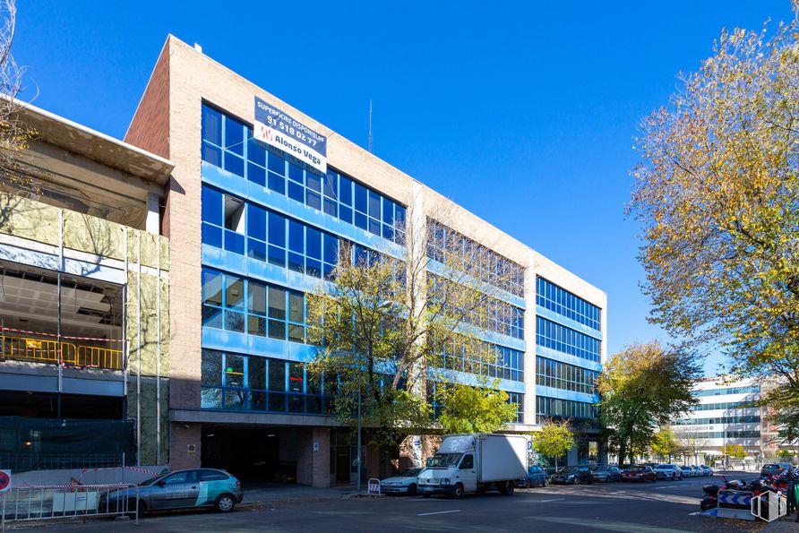 Oficina en alquiler en Calle Julián Camarillo, San Blas - Canillejas, Madrid, 28037 con edificio, cielo, planta, ventana, árbol, bloque de pisos, diseño urbano, condominio, vecindario y sombra alrededor