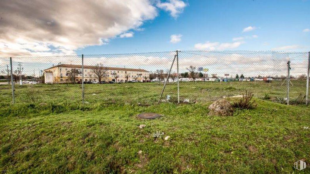 Land for sale at Avenida Aragón - Parcela T.3.5.402, 14, San Blas - Canillejas, Madrid, 28022 with building, bridge, cloud, sky, plant, land lot, natural landscape, tree, fence and wire fencing around