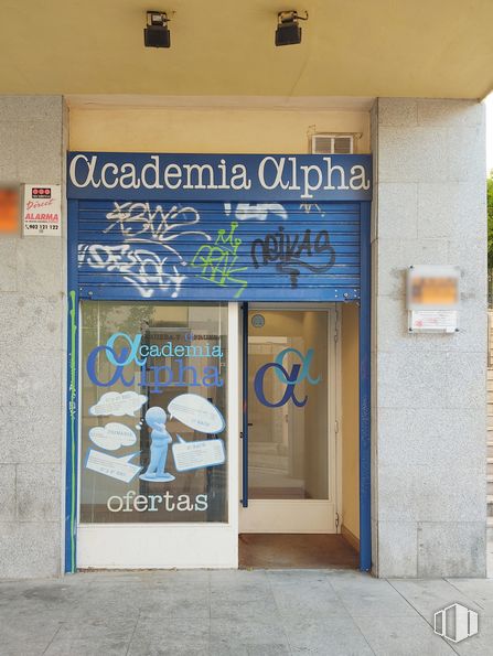 Retail for sale at Calle Patriarca, 14, San Lorenzo de El Escorial, Madrid, 28200 with door, building, font, facade, fixture, gas, advertising, house, signage and wood around