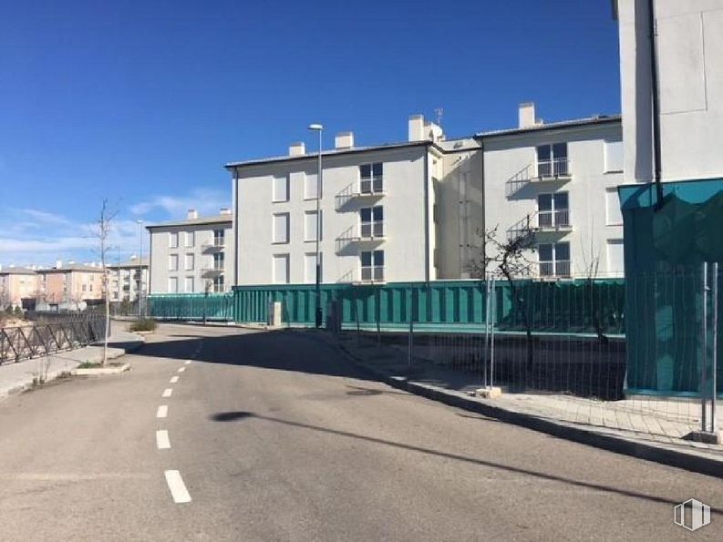 Local en venta en Calle Versalles, Aranjuez, Madrid, 28300 con casa, edificio, cielo, propiedad, ventana, asfalto, diseño urbano, zona residencial, superficie de la carretera y inmobiliario alrededor