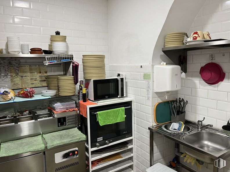 Retail for rent at Zona Ciudad Lineal, Ciudad Lineal, Madrid, 28027 with microwave oven, sink, home appliance, tableware, oven, countertop, kitchen appliance, major appliance, kitchen and furniture around