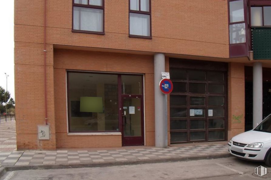 Retail for sale & for rent at Zona Reyes Católicos, Cuenca, 16004 with window, car, door, building, automotive parking light, property, vehicle, automotive lighting, automotive exterior and facade around