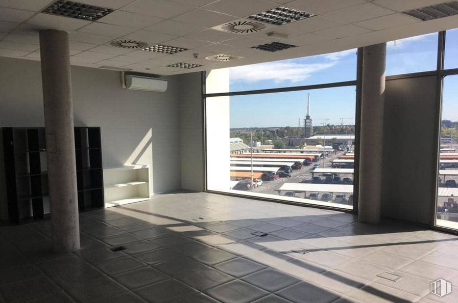 Oficina en venta en Carretera Coruña, Las Rozas de Madrid, Madrid, 28290 con ventana, cielo, interiorismo, sombra, nube, accesorio, edificio, suelo, suelos y propiedad material alrededor