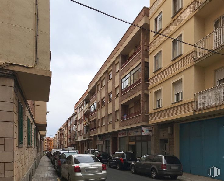 Retail for sale at Calle Agapito Marazuela, Segovia, 40005 with car, building, land vehicle, automotive parking light, vehicle, tire, sky, window, vehicle registration plate and infrastructure around