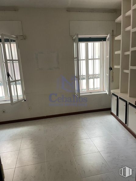 Office for rent at Calle San Roque, Guadalajara, 19002 with window, building, fixture, wood, shade, hall, floor, flooring, hardwood and glass around