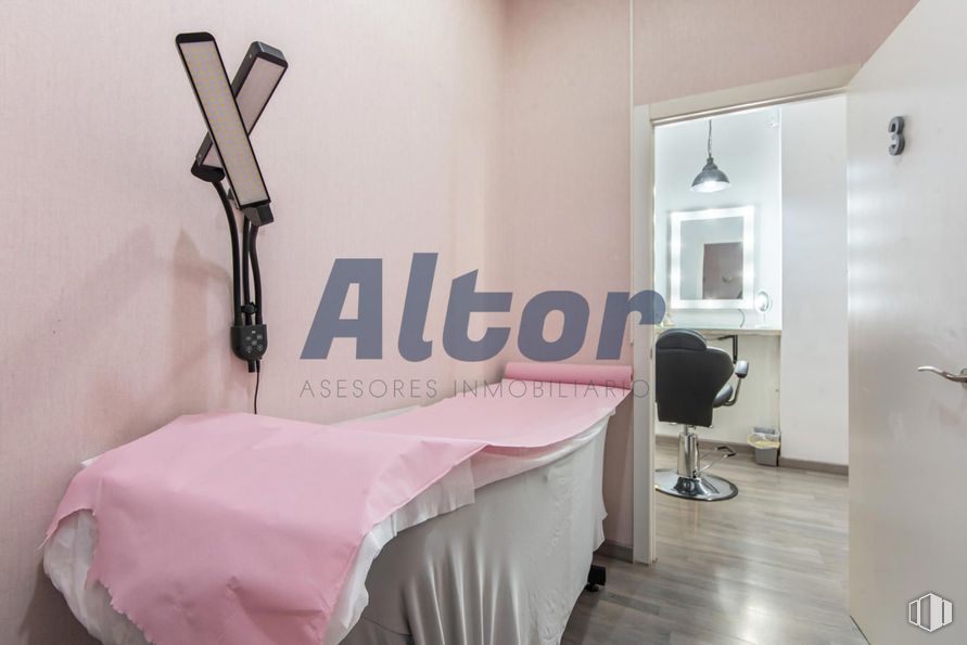 Local en alquiler y venta en Calle Fray Luis De León, Arganzuela, Madrid, 28012 con cama, silla, alumbrado, mueble, clínica, equipamiento médico, habitación, hospital, médico y cama de hospital alrededor