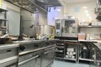 Retail for rent at Zona Princesa, Chamberí, Madrid, 28015 with kitchen, countertop, kitchen appliance, major appliance, home appliance, cabinetry, stove, kitchen stove, ceiling and kitchen hood around