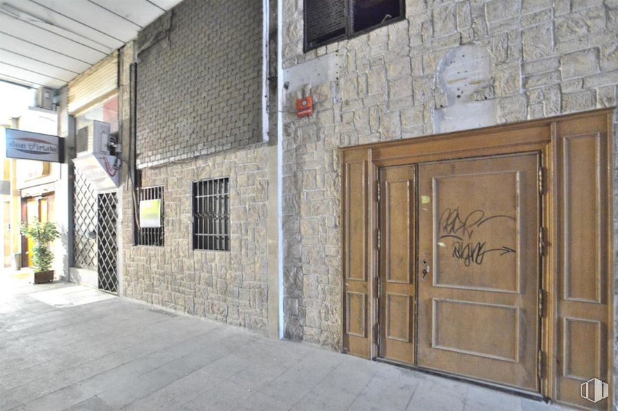 Local en venta en Calle Orense, Tetuán, Madrid, 28020 con ventana, puerta, planta, accesorio, madera, ladrillo, albañilería, pared, superficie de la carretera y fachada alrededor