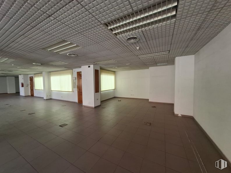 Office for rent at Avenida General Villalba, Toledo, 45003 with window, hall, interior design, architecture, floor, flooring, wall, fixture, wood and material property around