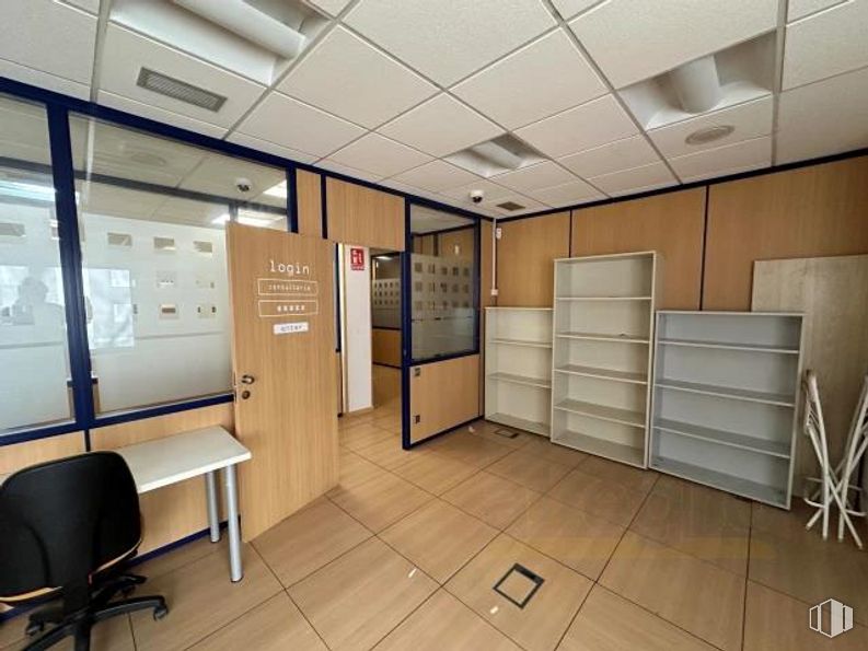 Oficina en alquiler en Calle Perú, Las Rozas de Madrid, Madrid, 28290 con mueble, puerta, propiedad, interiorismo, suelos, suelo, accesorio, edificio, techo y silla alrededor