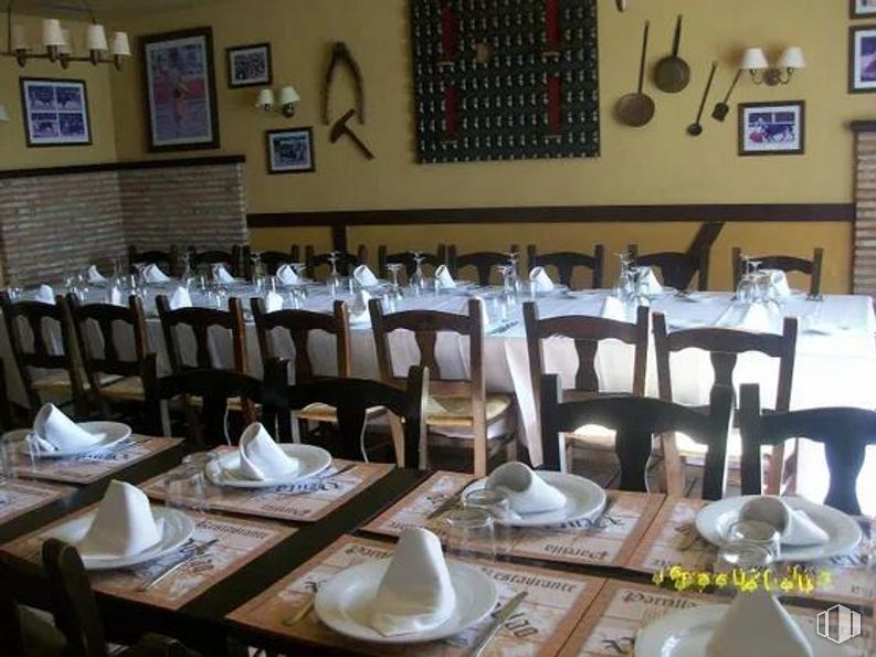 Retail for rent at Soto del Real, Soto del Real, Madrid, 28791 with plate, tableware, table top, chair, table, picture frame, furniture, building, interior design and tablecloth around