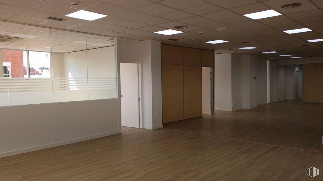 Oficina en alquiler en Calle Albasanz, 75, San Blas - Canillejas, Madrid, 28037 con lámpara, alumbrado, puerta, ventana, accesorio, madera, hall, suelos, edificio y suelo alrededor