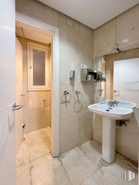 Office for rent at Avenida América, Salamanca, Madrid, 28002 with sink, bathroom, plumbing fixture, flooring, wall, floor, interior design, bathroom sink, tap and toilet around