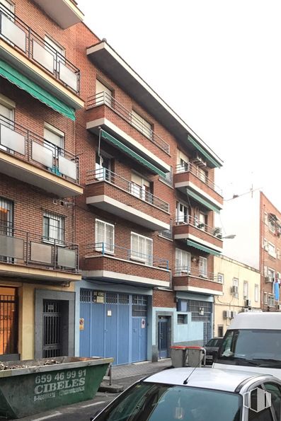 Local en venta en Calle Puerto de Arlabán, 71, Puente de Vallecas, Madrid, 28018 con edificio, coche, ventana, vehículo, cielo, vehículo motorizado, casa, arquitectura, diseño urbano y diseño automotriz alrededor