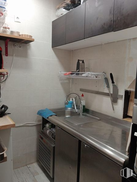 Local en alquiler en Zona Malasaña, Centro, Madrid, 28004 con encimera, grifo, cocina, fregadero, interiorismo, fregadero, aparato de cocina, ebanistería, gas y máquina alrededor