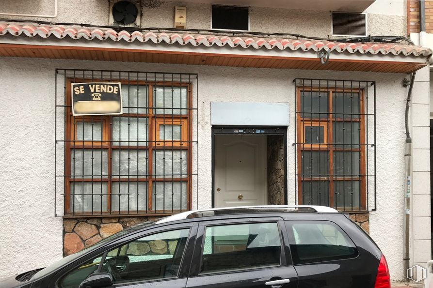 Local en venta en Calle Serafín Gómez Bonilla, 3, Collado Villalba, Madrid, 28400 con coche, ventana, luz de estacionamiento automotriz, vehículo, propiedad, fotografía, vehículo motorizado, iluminación automotriz, planta y puerta alrededor