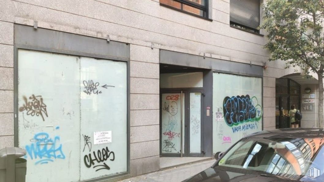 Local en alquiler y venta en Calle Sancho Dávila, Salamanca, Madrid, 28028 con coche, ventana, puerta, edificio, vehículo, vehículo de motor, arte, grafiti, iluminación automotriz y fuente alrededor