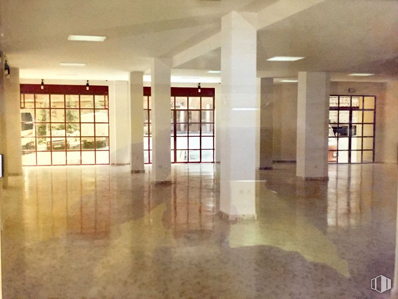 Retail for sale & for rent at Calle Juan Diges Antón 19, Guadalajara, 19003 with fixture, hall, flooring, floor, wood, building material, glass, ceiling, tile flooring and composite material around