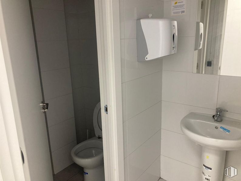 Retail for sale & for rent at Plaza del Salvador, Leganés, Madrid, 28912 with sink, toilet, hand dryer, mirror, property, tap, bathroom, bathroom sink, plumbing fixture and purple around