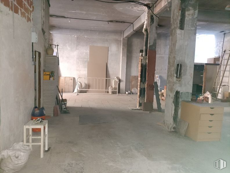 Nave en alquiler en Calle Alcaudón, Carabanchel, Madrid, 28019 con taburete, cajonera, equipaje y bolsos, electrodoméstico, madera, piso, pavimentos, gas, ebanistería y techo alrededor