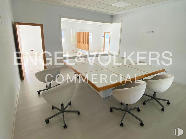 Oficina en alquiler en Calle Julián Camarillo, 38, San Blas - Canillejas, Madrid, 28037 con silla, mesa, escritorio, madera, interiorismo, suelos, suelo, línea, diseño automovilístico y fuente alrededor