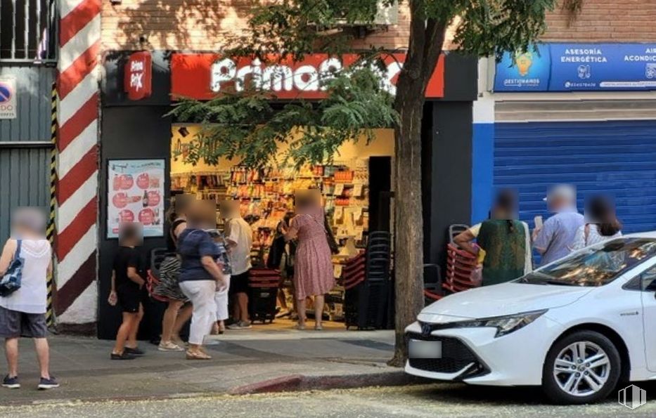 Retail for sale at Calle Alcalde López Casero, Ciudad Lineal, Madrid, 28027 with wheel, car, person, clothing, tire, vehicle, photograph, motor vehicle, shorts and automotive design around